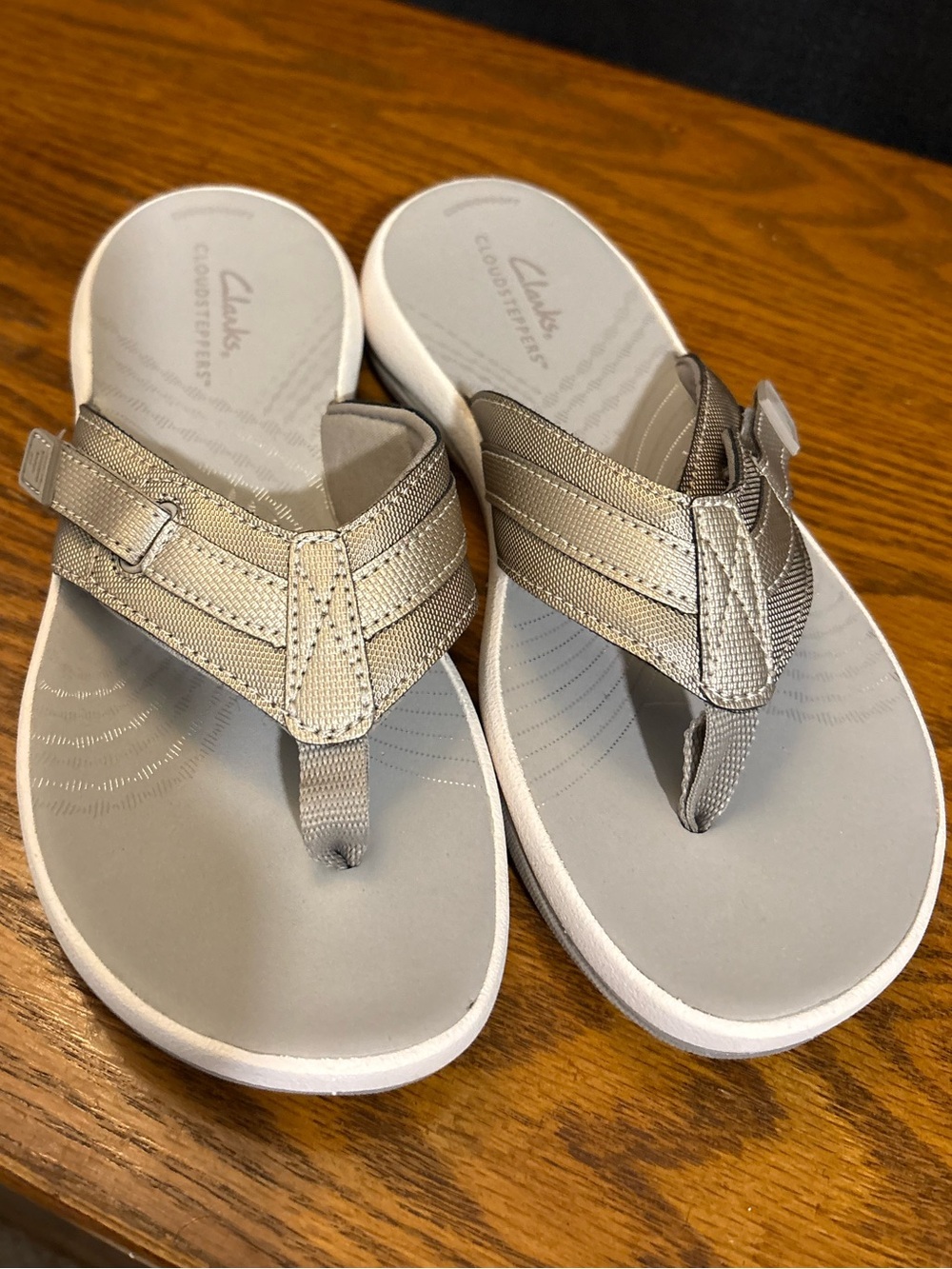 Clarks Cloudsteppers Breeze Sea Metallic Thong Sandals Size 6M